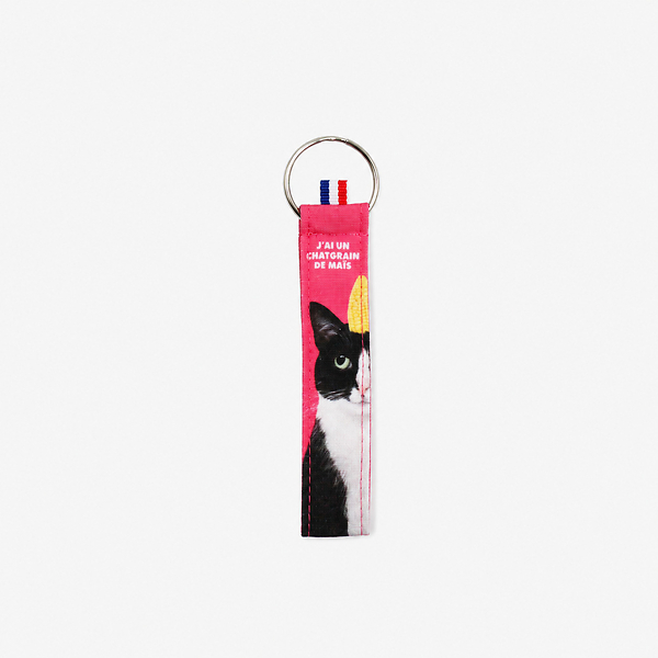 Je traduirais le nom du produit ainsi : **Multicoloured Cotton Keyring - Cat Games**