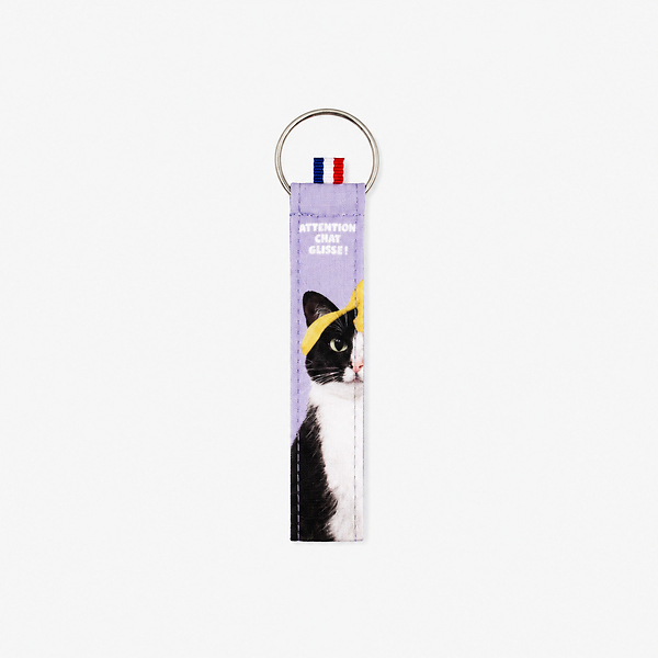 Je traduirais le nom du produit ainsi : **Multicoloured Cotton Keyring - Cat Games**