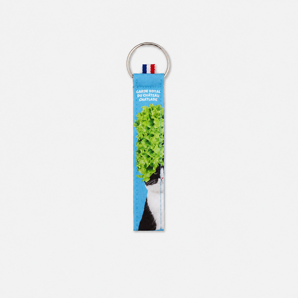 Je traduirais le nom du produit ainsi : **Multicoloured Cotton Keyring - Cat Games**